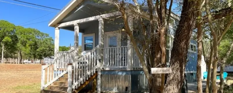 A new report by Architectural Digest magazine has revealed a small but mighty trend rising in Texas: luxury tiny homes.